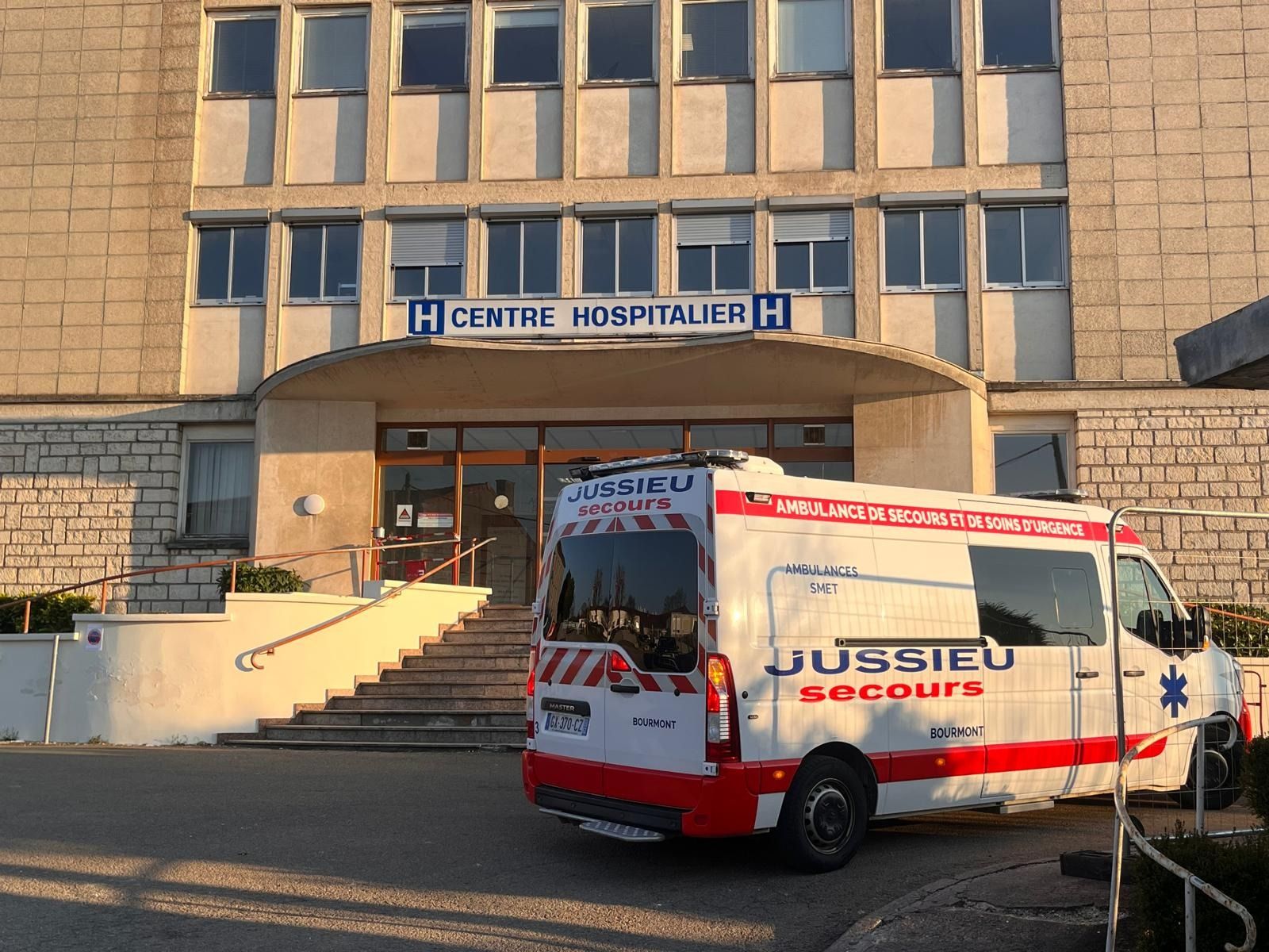 Ambulance européenne devant un hôpital, coût rapatriement sanitaire Europe en 2026