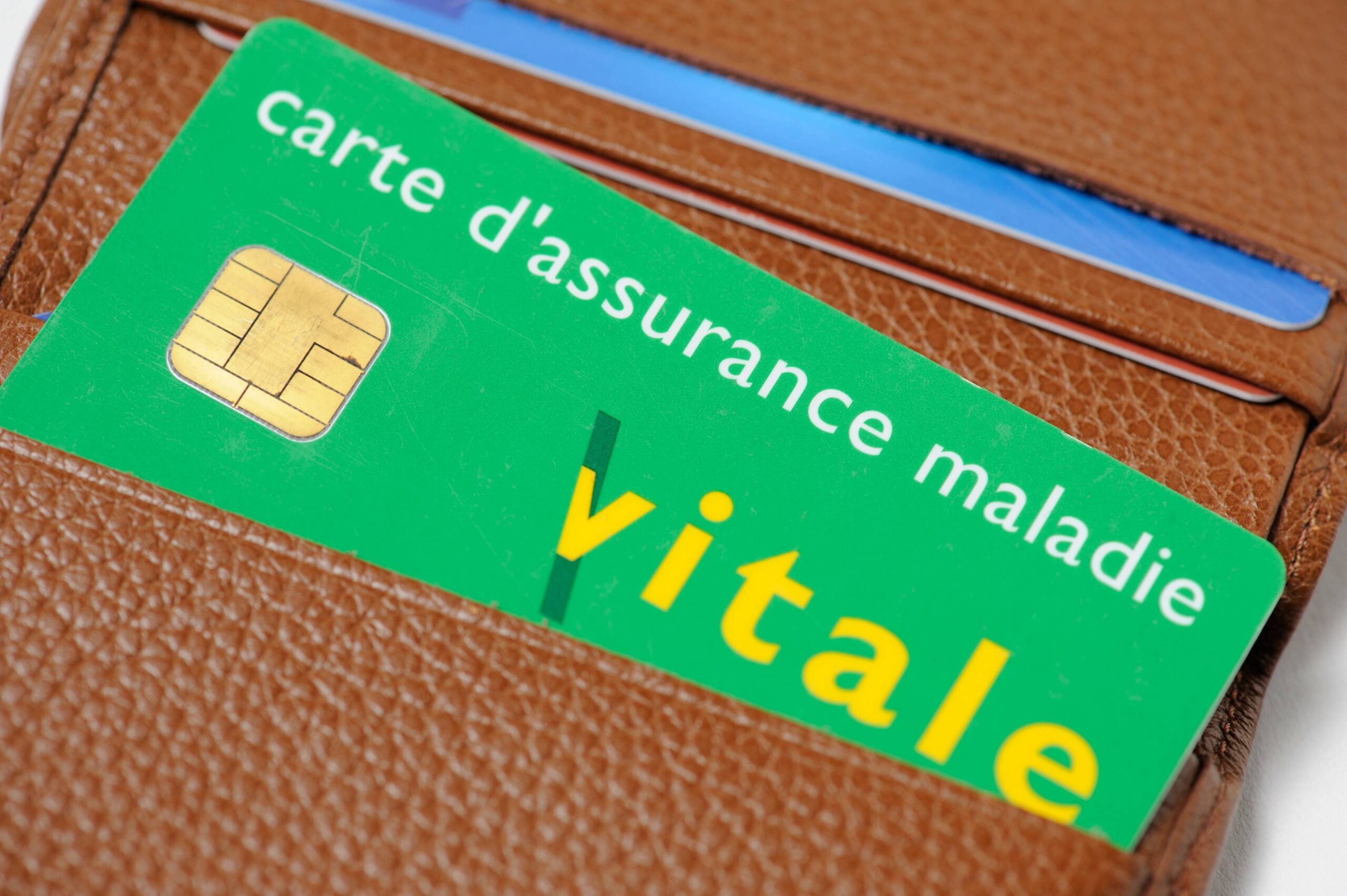 Carte européenne d'assurance maladie CEAM dans un portefeuille, soins en Europe