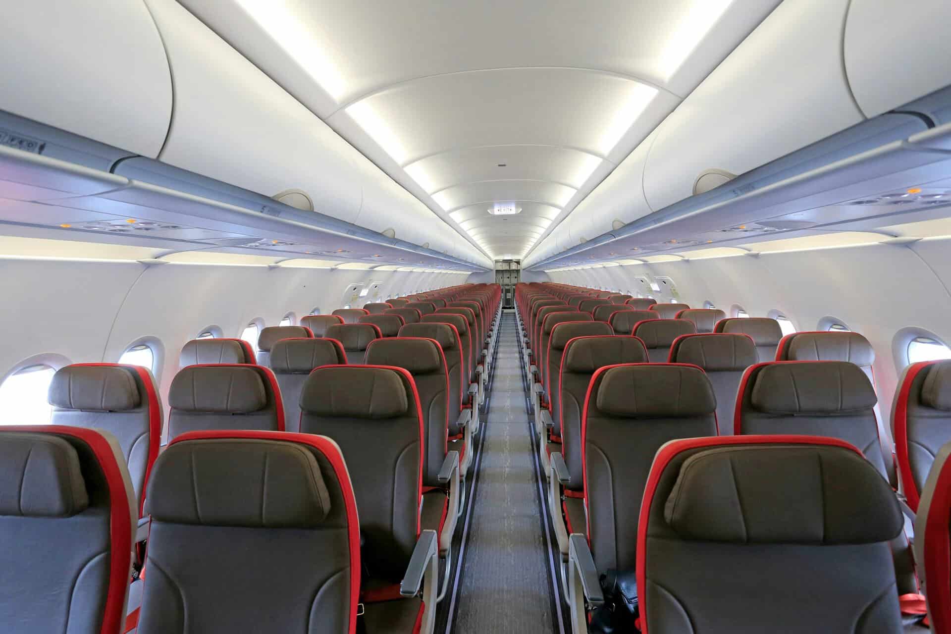 Compartiment cabine d'un avion low-cost en 2026, où finit ton sac sous le siège