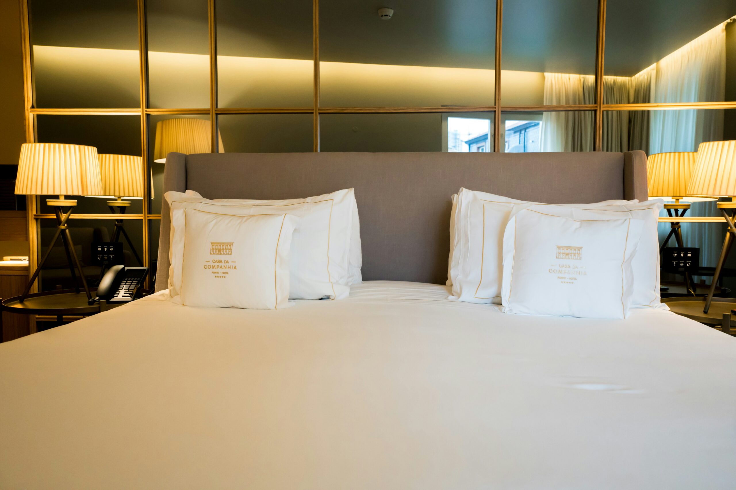 Hôtel ou Airbnb en 2026, comparaison du vrai prix total avec frais cachés et taxes