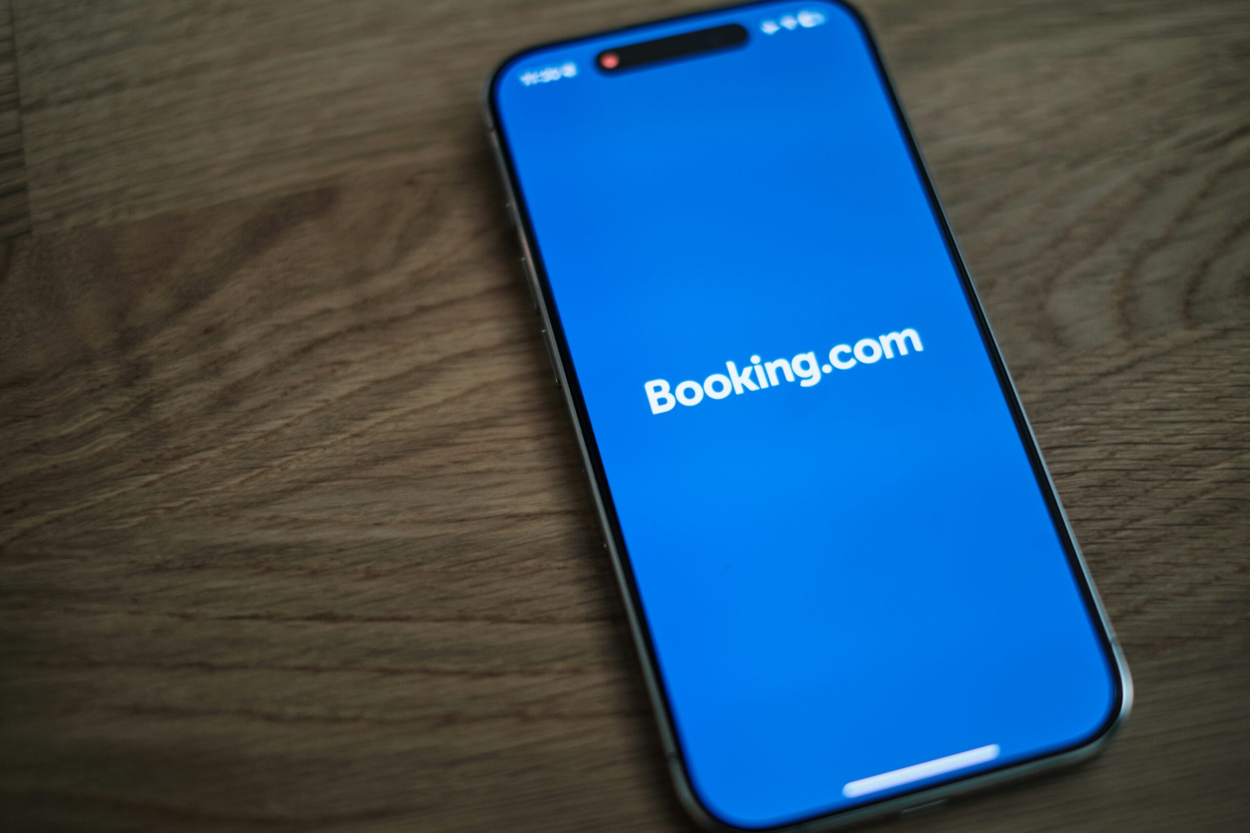 Smartphone affichant deux fiches d'hébergement comparées, méthode pour calculer le prix total