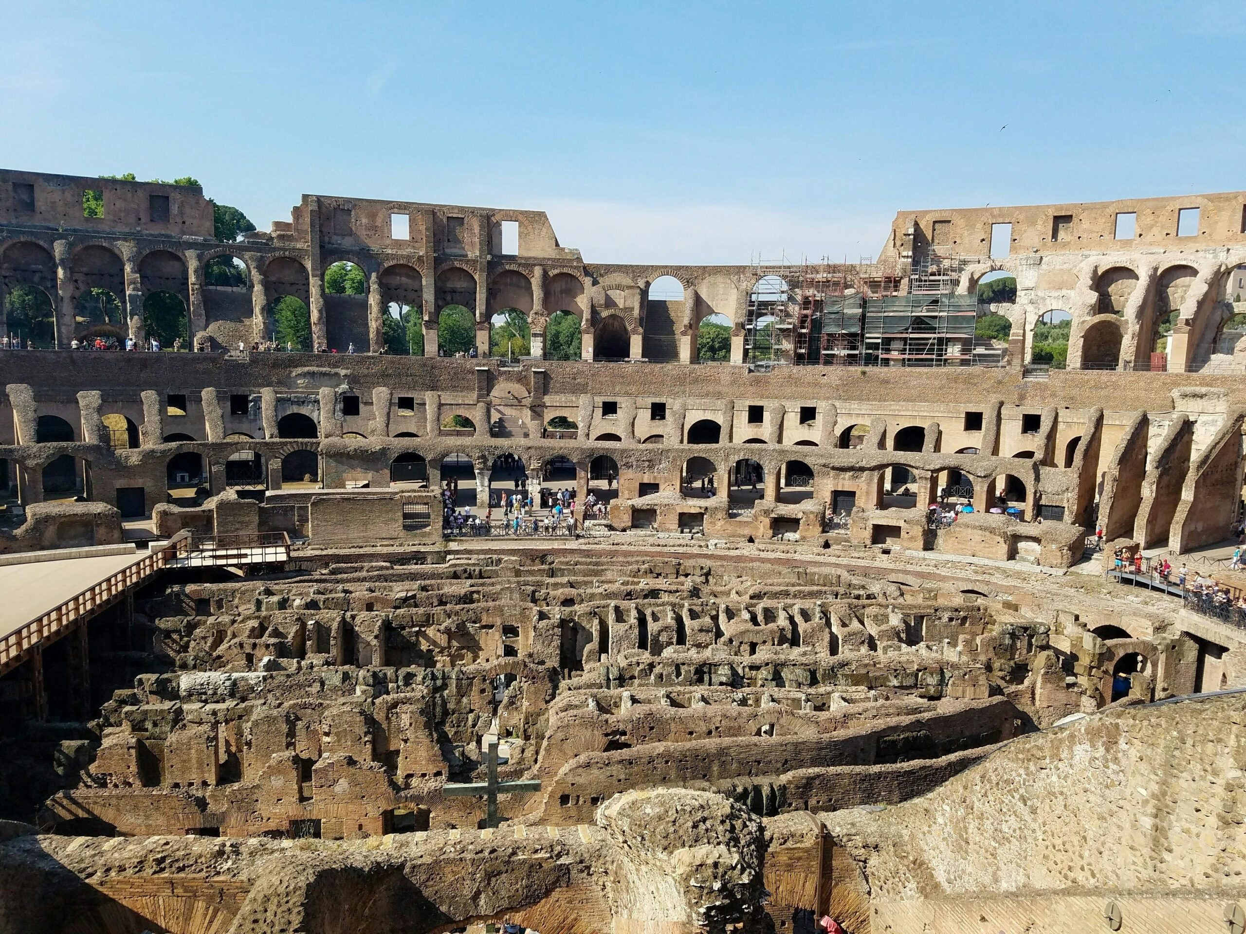 Intérieur du Colisée à Rome, étape clé d'un itinéraire de 4 jours