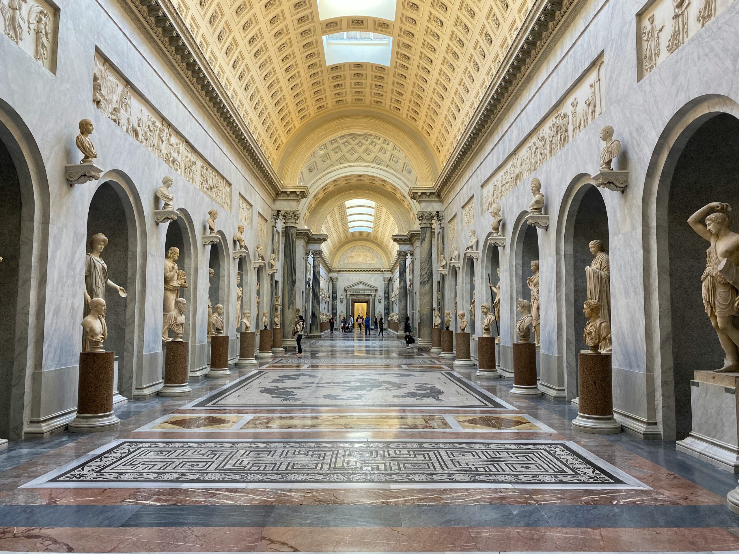 File devant les Musées du Vatican à Rome, à anticiper sur 4 jours pour bien organiser le budget