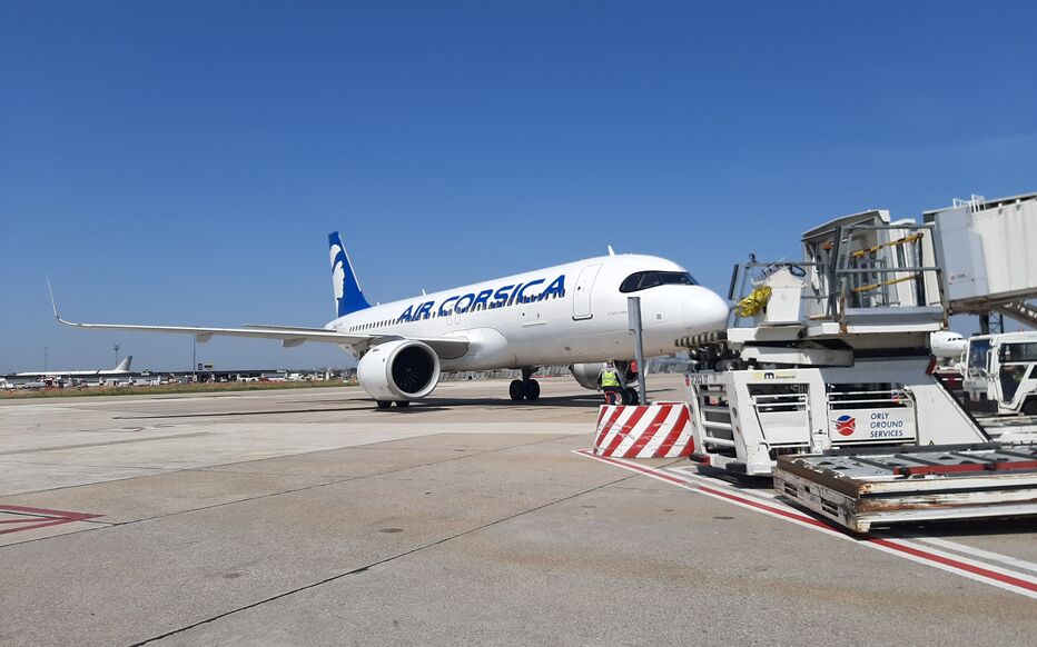 Hall d'aéroport secondaire à l'aube, vol low-cost depuis Beauvais en 2026
