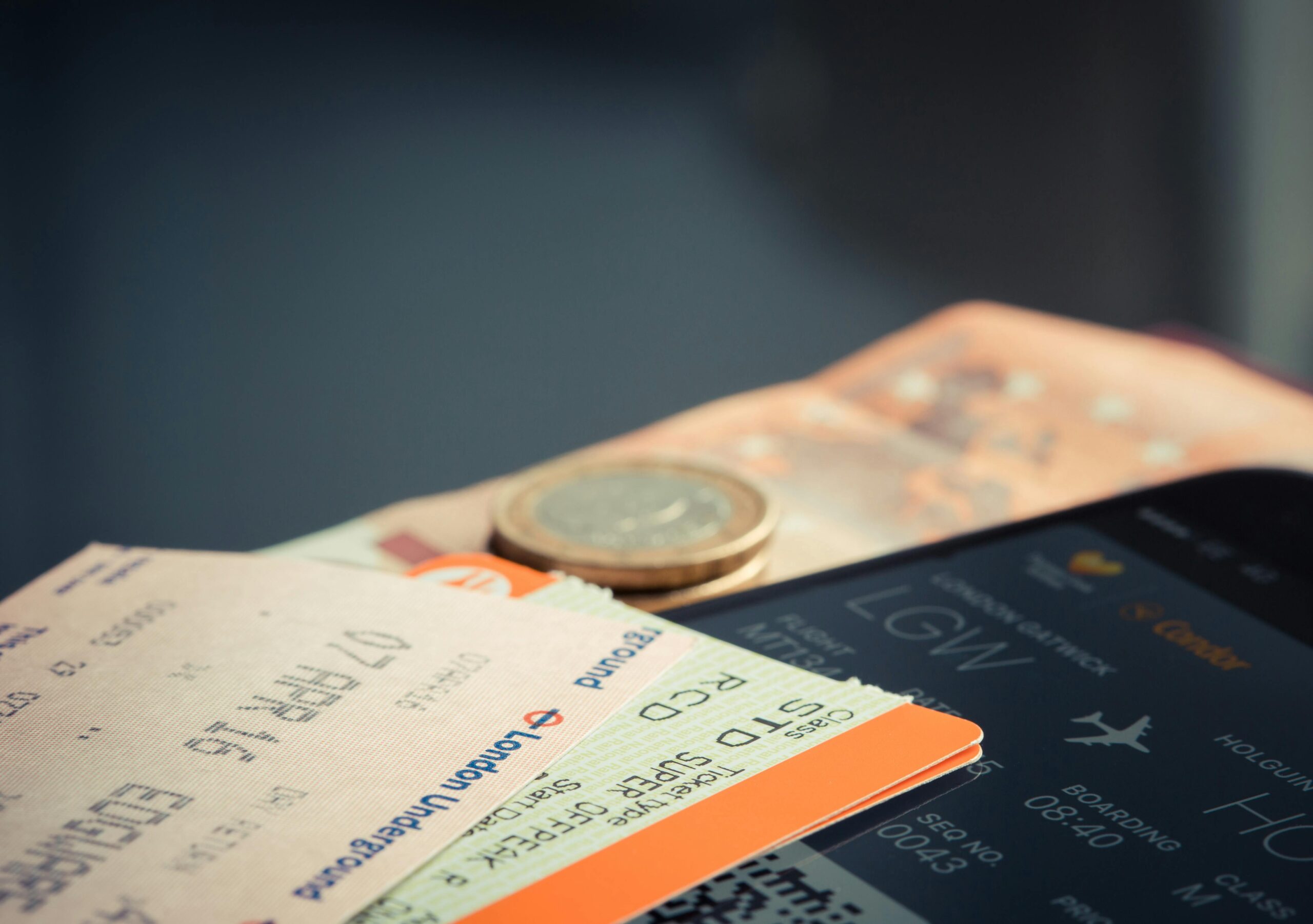 Cartes d'embarquement et passeport sur fond sombre, hacks vols pas chers hidden city et split-ticket en 2026