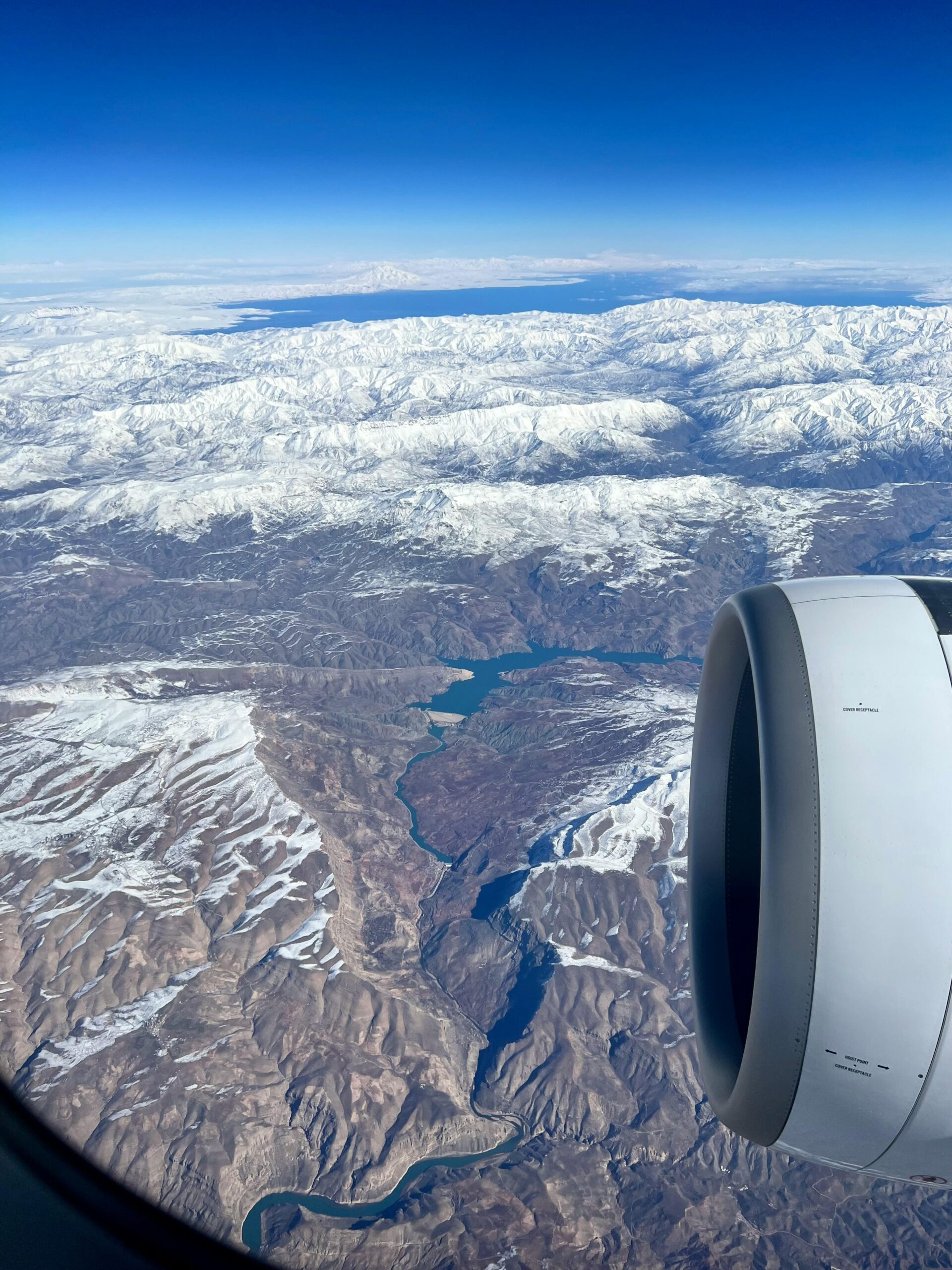 Vue depuis le hublot d'un avion au-dessus des nuages, méthode pour trouver des vols pas chers en 2026